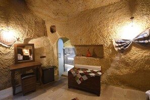 Kolmen hengen huone | Oleskelualue | 43–tuumainen LCD-televisio, jossa satelliittikanavat