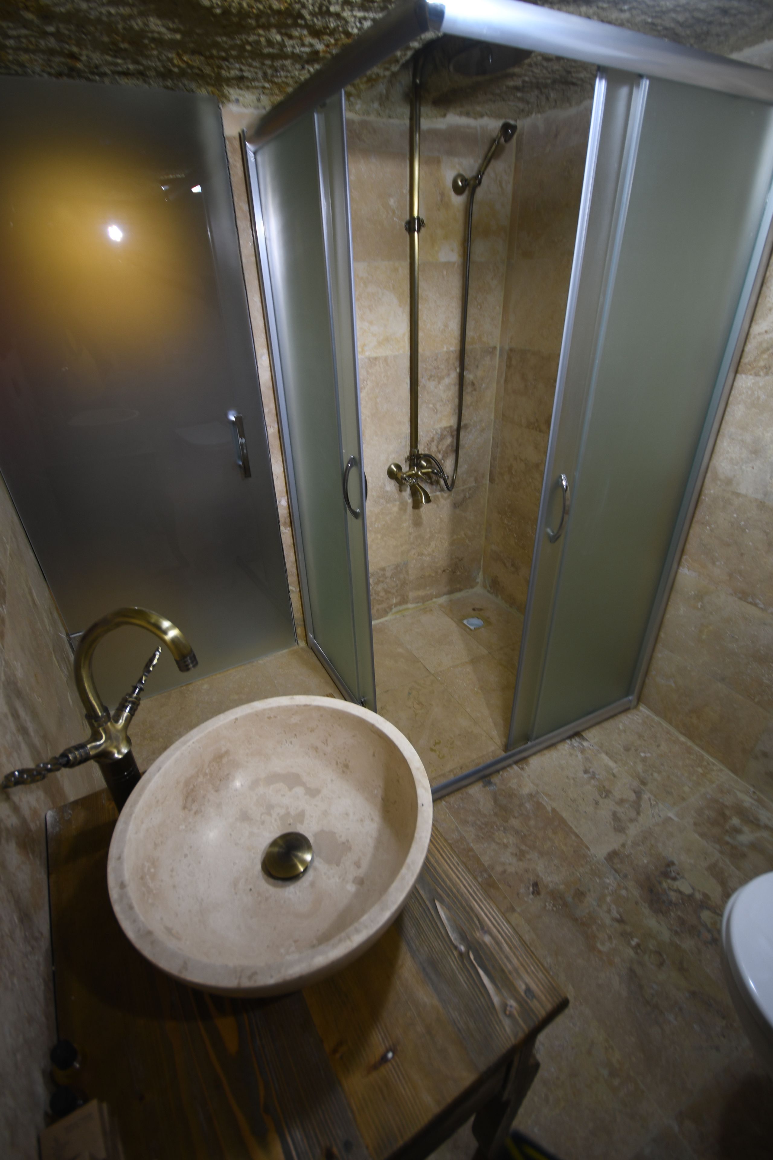 Kylpyhuone, jossa on pesuallas, suihku ja wc.
