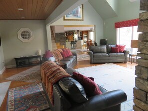 Smart TV, DVD player, ping pong, books - Enjoy a secluded shoreline home mid-way between the 2 parts of Acadia Natl Park! (Hancock)
