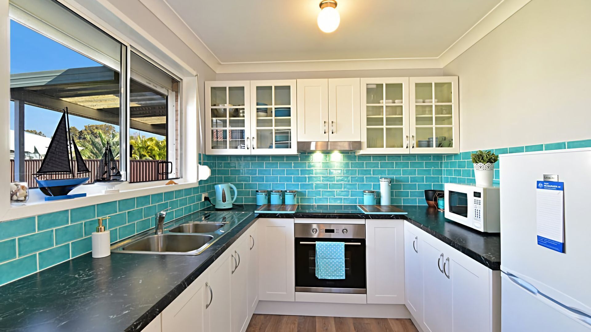 Réfrigérateur, micro-ondes, four, grille-pain