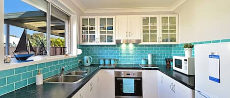 Réfrigérateur, micro-ondes, four, grille-pain