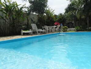 2 kolam renang outdoor, dengan kursi berjemur