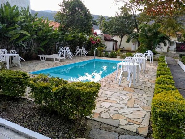 2 piscines extérieures, chaises longues