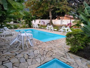 2 piscinas externas, espreguiçadeiras