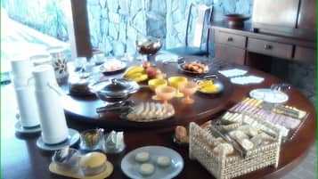 Café da manhã com buffet grátis todos os dias