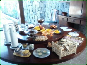 Café da manhã com buffet grátis todos os dias