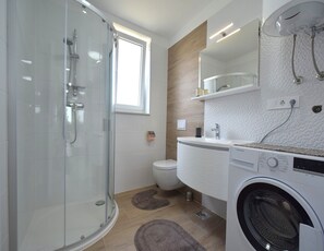 Departamento, 2 habitaciones | Baño | Toallas, jabón, papel de baño 