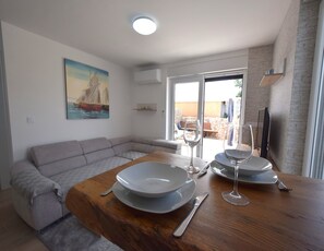 Apartment, 1 Bedroom, Jetted Tub | Living area | Flat-screen TV