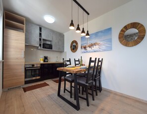 Appartement, 2 chambres | Cuisine privée | Grand réfrigérateur, micro-ondes, four, plaque de cuisson
