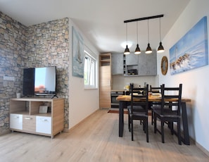 Apartamento, 2 quartos | Cozinha privada | Geladeira grande, micro-ondas, fogão, cooktop