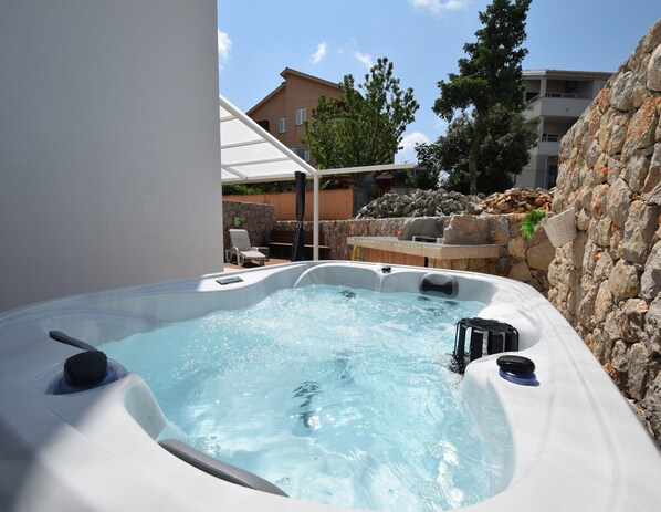 Apartment, 1 Bedroom, Jetted Tub | Private spa tub