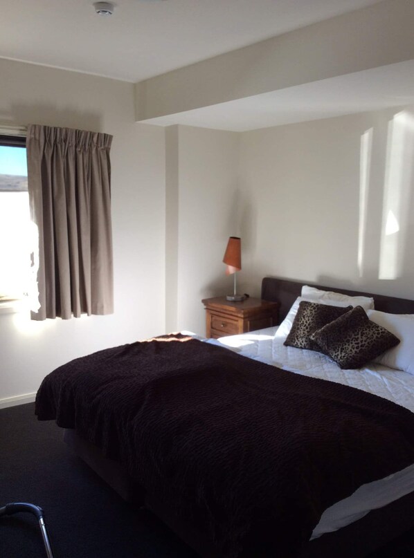 2 bedrooms, bed sheets, wheelchair access