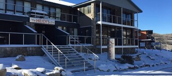 Heidis Unit 1 Smigs. Stay in the snow 50mtrs from lifts with overnight parking .