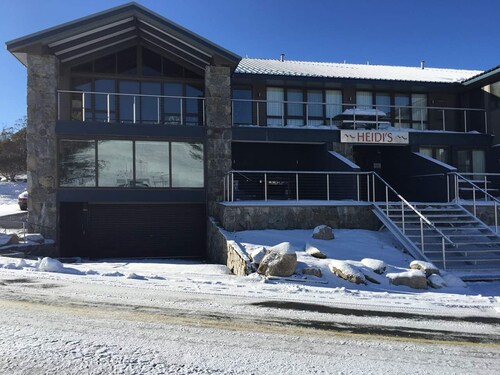 Heidis Unit 1 Smigs. Stay in the snow 50mtrs from lifts with overnight parking .