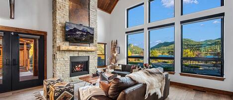 Smart-tv, een open haard en een stereo