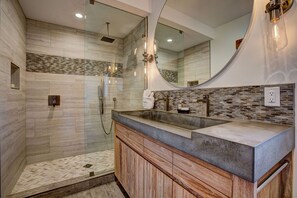 Douche, sèche-cheveux, serviettes fournies