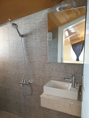 Classic Loft 404 (18m2) | Bathroom | Shower, rainfall showerhead, hair dryer, towels - Limon Pansiyon (Kas)