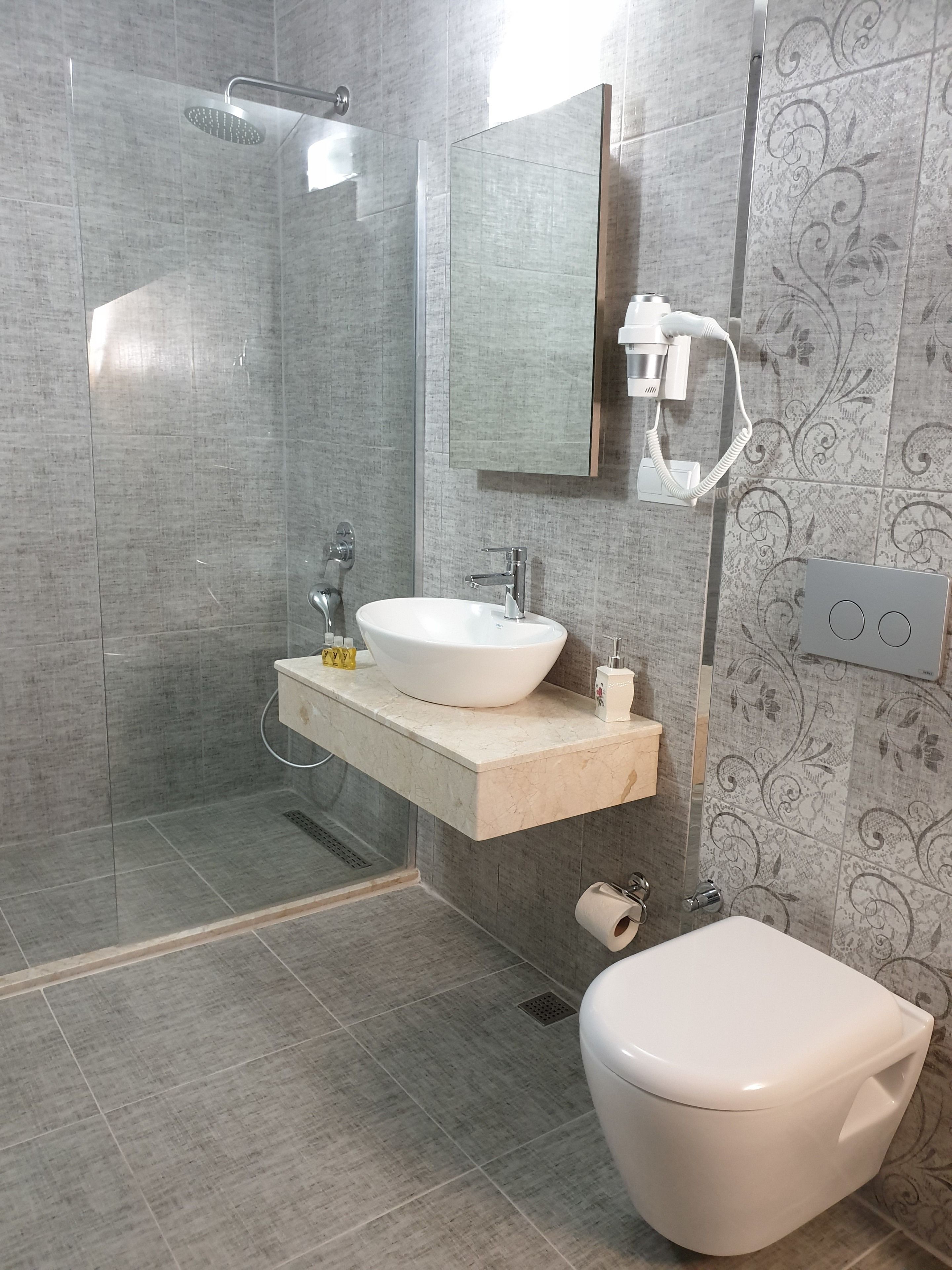 Standard-Dreibettzimmer | Badezimmer | Dusche, Regendusche, Haartrockner, Handtücher