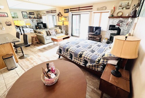 ATTITASH STUDIO🌟MOUNTAIN VIEW🌟STORYLAND🌟 POOLS🌟 NEWLY REMODELED 