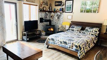 Caja de seguridad en la habitación y tabla de planchar con plancha