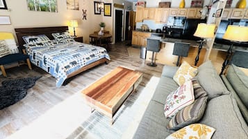 Téléviseur connecté, foyer, lecteur de DVD, livres