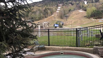 Alberca techada y alberca al aire libre