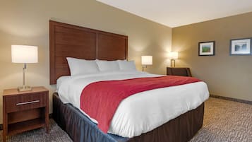 Ylelliset vuodevaatteet, pillowtop-patjalliset sängyt, työpöytä