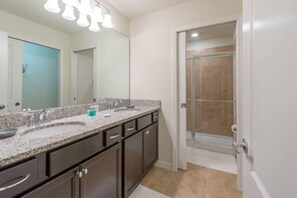 Bathroom - Solterra 5BR Townhouse w Splash Pool (Davenport)