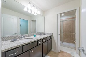 House | Bathroom - Solterra 5BR Townhouse w Splash Pool (Davenport)
