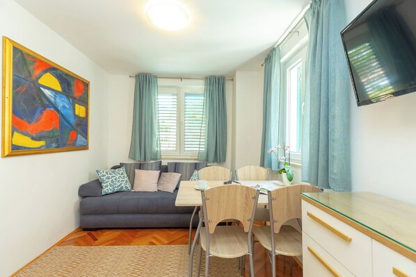 Unclassified image, 1 of 21, button