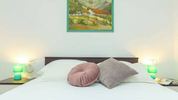 2 quartos, ferros/tábuas de passar roupa, roupa de cama