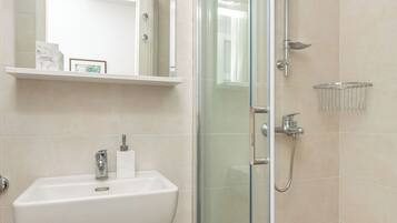 Chuveiro, secador de cabelo, toalhas de banho