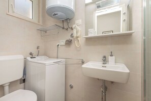 Douche, séchoir à cheveux, serviettes fournies