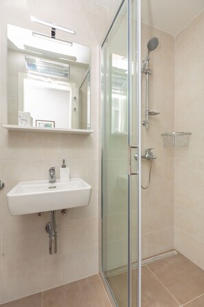 Shower, hair dryer, towels