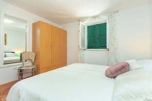 Unclassified image, 2 of 21, button