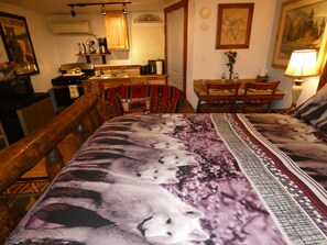 WiFi, bed sheets - Yellowstone Studio # 4. Just One Mile From Yellowstone's Main Entrance (West Yellowstone)