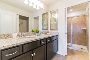 Bathroom - Solterra 5BR Townhome w Splash Pool (Davenport)