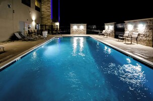 室外游泳池，10:00 至 22:00 开放，日光浴躺椅