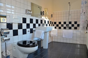 Triple Room | Bathroom | Combined shower/bathtub, free toiletries, towels, soap