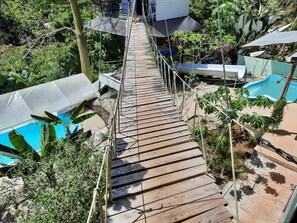 Property grounds - Relaxing Luxury Jungle Escape in Quepos with Jacuzzi, Zipline, Pool and more (Parrita)