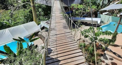 Nouveau! Tarzan Family Treehouse! Jacuzzi, WIFI rapide, AC!â€ïž