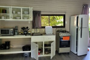 Fridge, microwave, oven, stovetop - Relaxing Luxury Jungle Escape in Quepos with Jacuzzi, Zipline, Pool and more (Parrita)