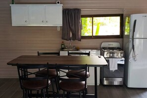 Fridge, microwave, oven, stovetop - Relaxing Luxury Jungle Escape in Quepos with Jacuzzi, Zipline, Pool and more (Parrita)