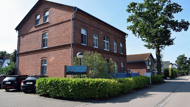 A red brick building with a sign reading "Mühlenpark." - bright terrace apartment with beach chair in the old captain's house, max. 3 pers. (Prerow)