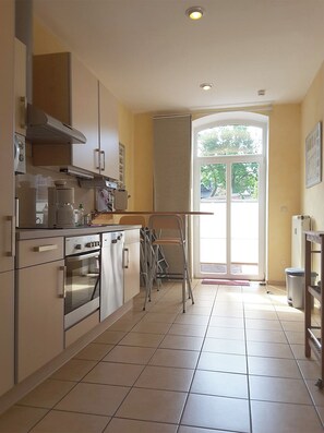 Kjøleskap, mikrobølgeovn, ovn og kokeplater