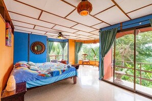 13 slaapkamers, een strijkplank/strijkijzer, wifi, beddengoed