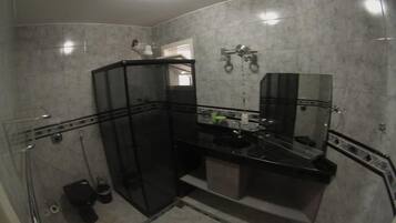 Chuveiro, toalhas de banho, sabonete