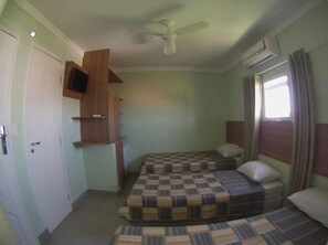 Driepersoonskamer | Een minibar, verduisterende gordijnen, gratis wifi, beddengoed
