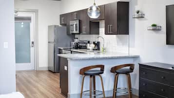 Coffee/tea maker, fridge, microwave, oven