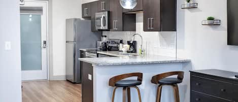 Kjøleskap, mikrobølgeovn, ovn og kokeplater